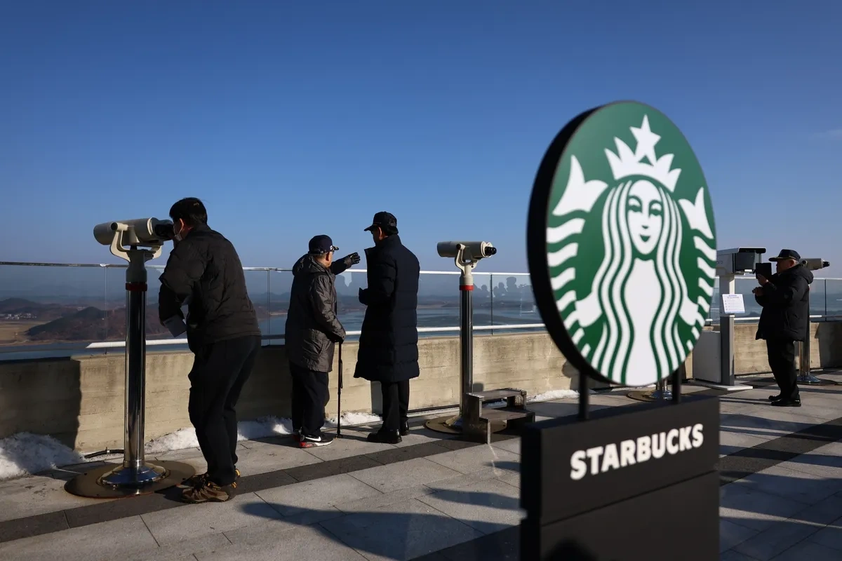 В Южной Корее открылся Starbucks с видом на Северную