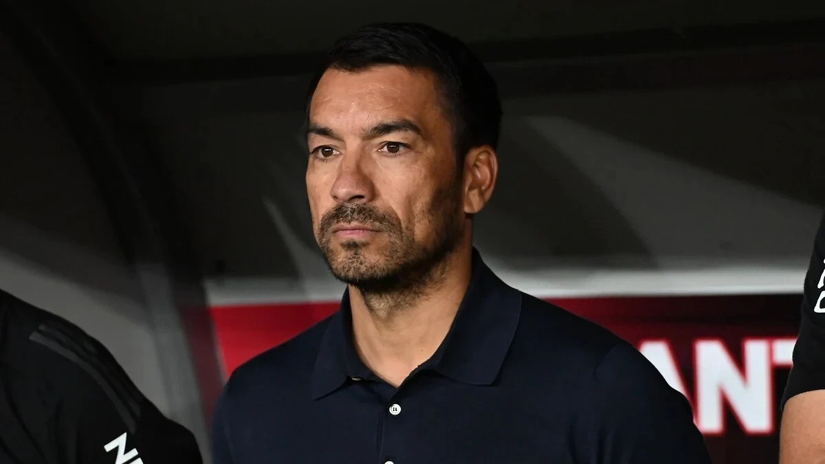 Beşiktaş yönetimi Giovanni van Bronckhorst'un geleceğini değerlendirmek kararı aldı