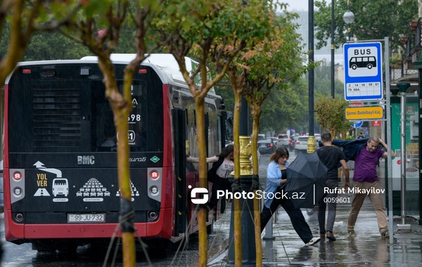 Bakıda sərnişin avtobusunun içinə yağış yağıb