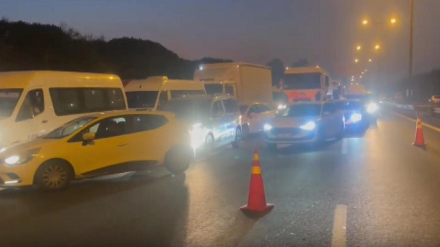 TEM Otoyolu'nda tanker kamyona çarptı: Trafik durma noktasına geldi