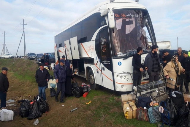 Naxçıvandan gələn avtobus Biləsuvarda "KamAZ"la toqquşdu: Xəsarət alanlar var