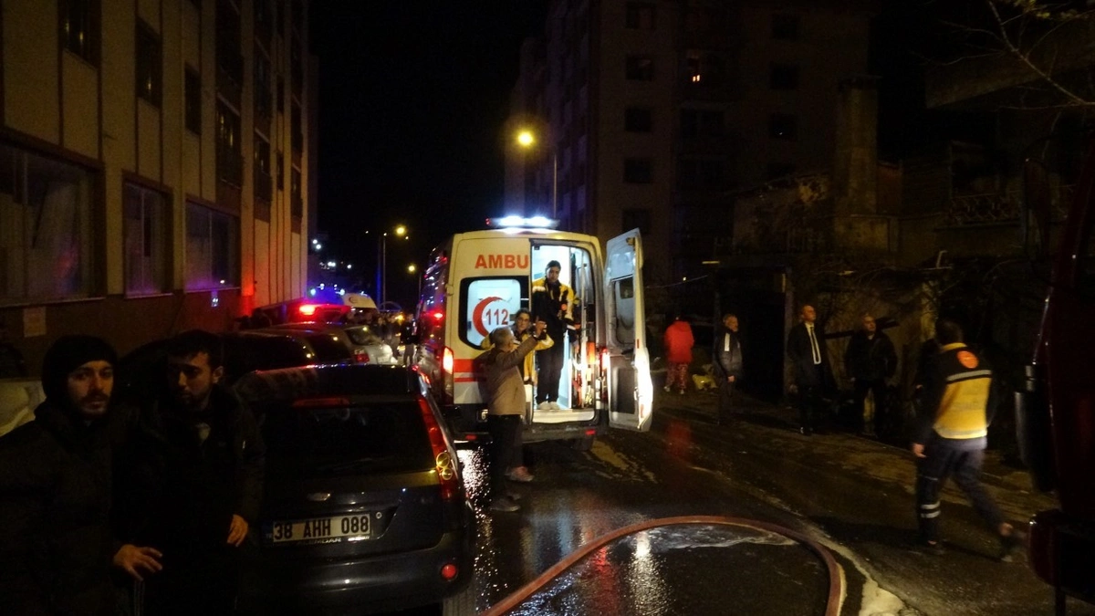 Zonguldak'ta gece yarısı yangın paniği: 13 katlı apartman alev alev yandı