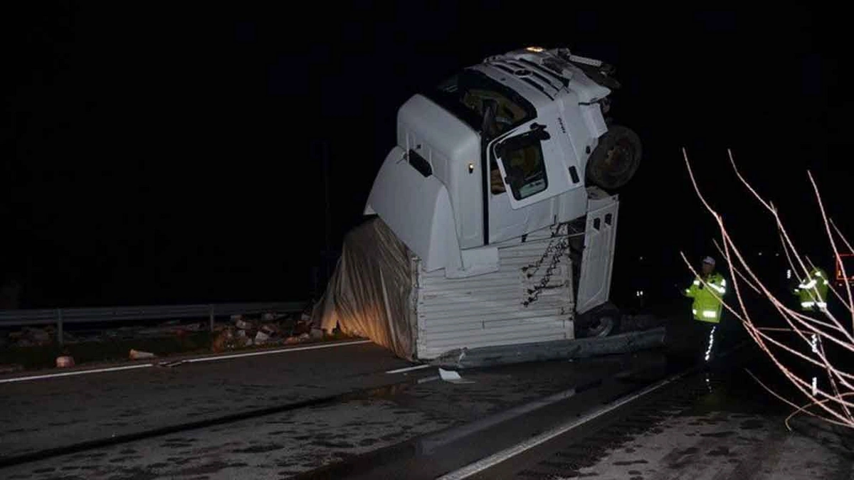 Amasya'da feci kaza: Tırın kupası şaha kalktı