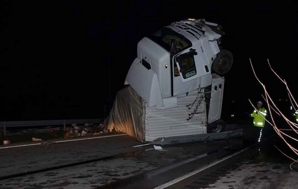 Amasya'da feci kaza: Tırın kupası şaha kalktı