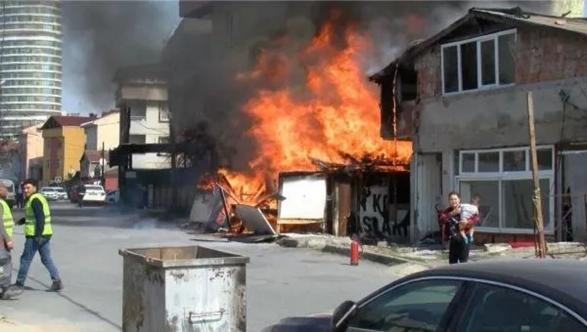 Ataşehir'de yangın dehşeti: 5 çocuklu aile evsiz kaldı