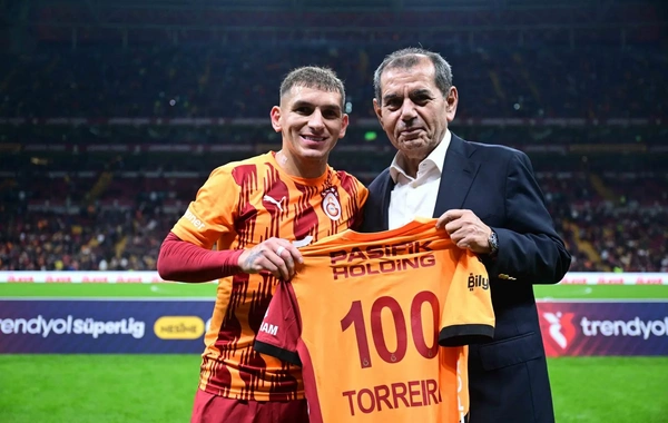 Galatasaray'dan Lucas Torreira'ya 100. maç plaketi