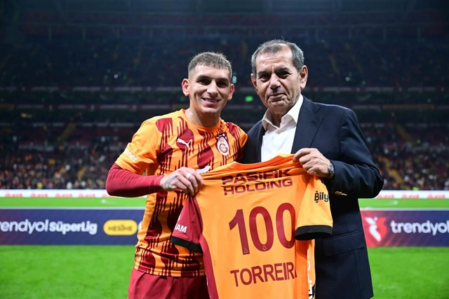 Galatasaray'dan Lucas Torreira'ya 100. maç plaketi