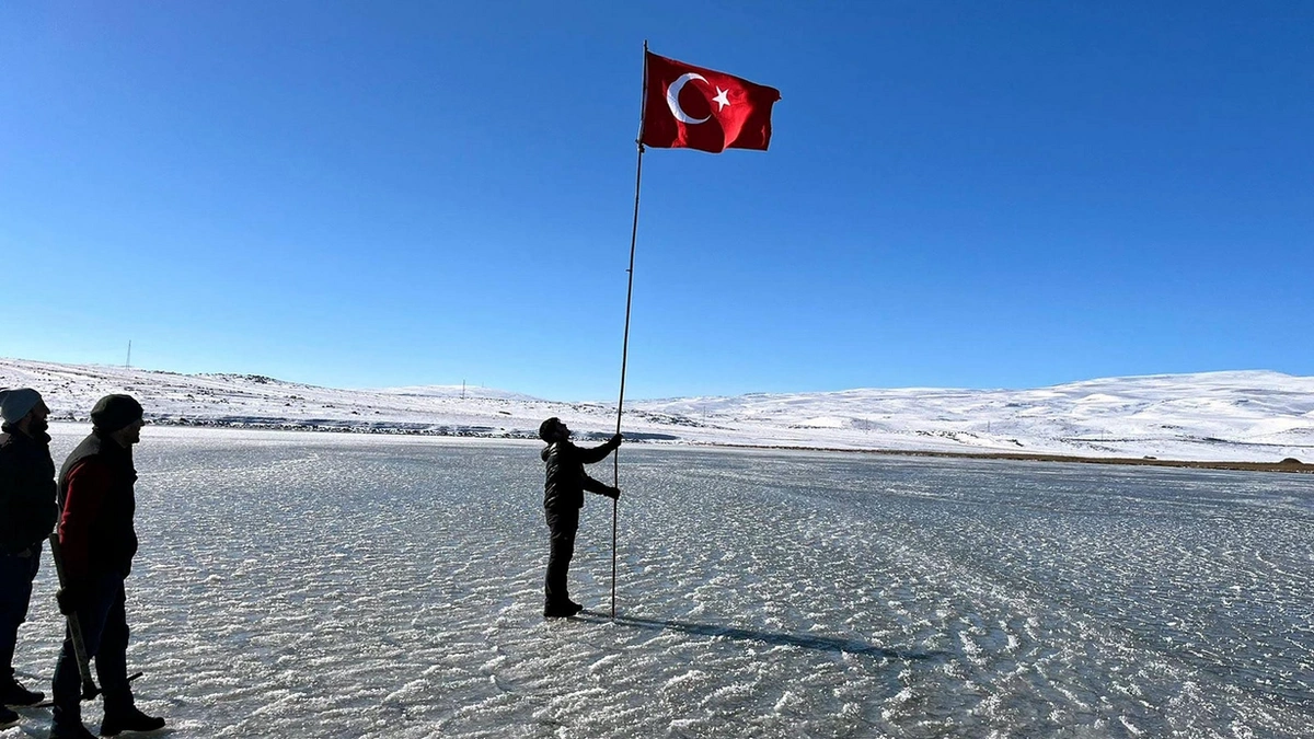 Çıldır Gölü'nde büyüleyici kış manzarası