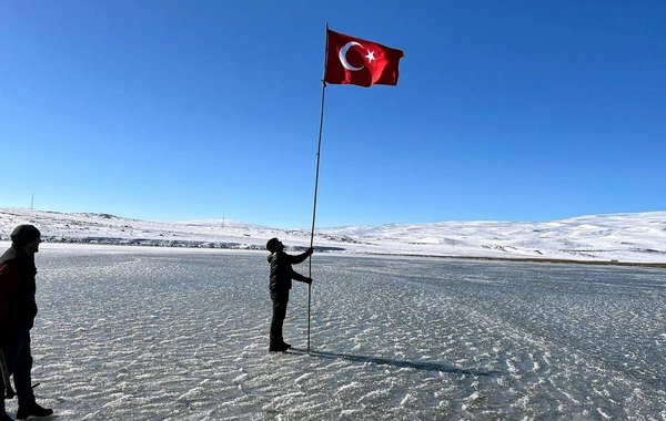 Çıldır Gölü'nde büyüleyici kış manzarası