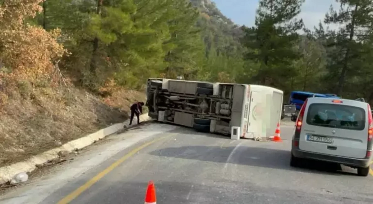 Sakarya'da feci kaza: Öğrenci servisi devrildi, 10 yaralı var