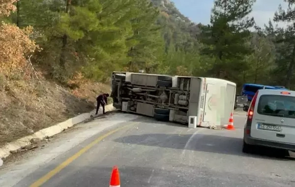 Sakarya'da feci kaza: Öğrenci servisi devrildi, 10 yaralı var