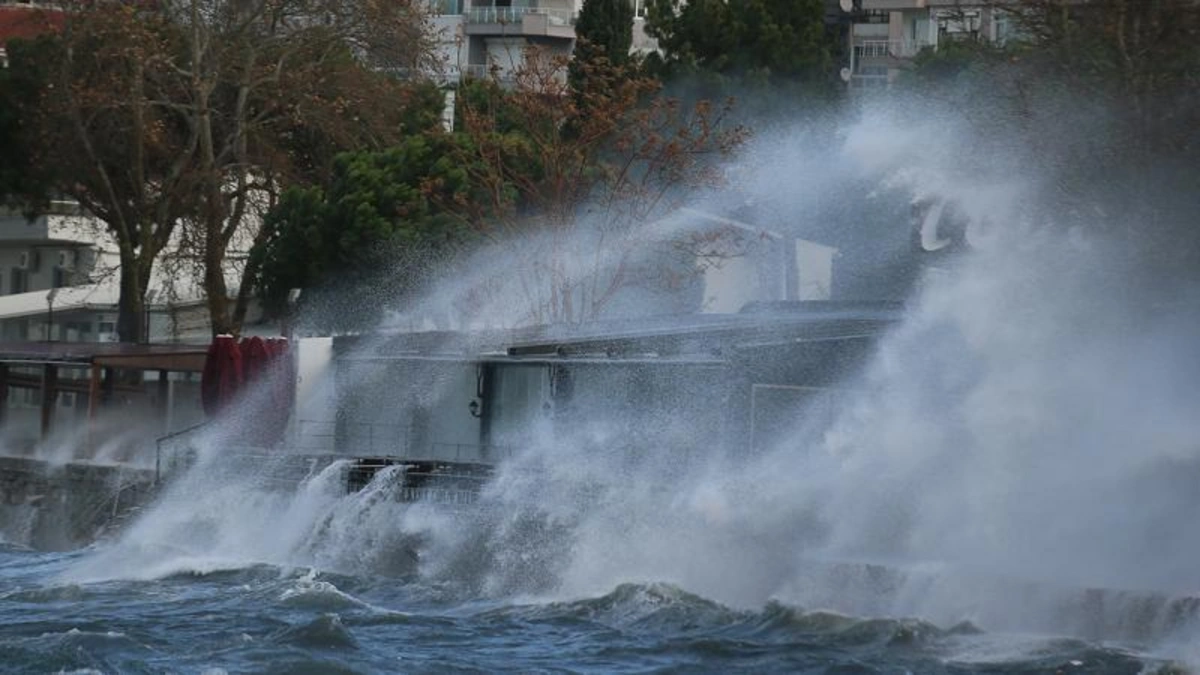 Tekirdağ'da fırtına balıkçıları vurdu: Denize açılamıyorlar