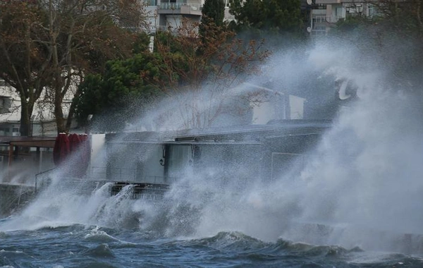 Tekirdağ'da fırtına balıkçıları vurdu: Denize açılamıyorlar