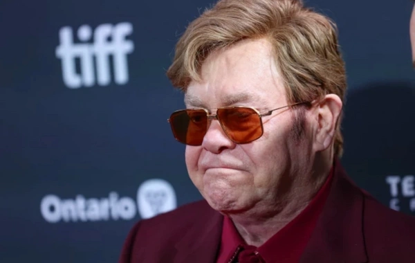 Elton John sahnede içini döktü: "Görme yetimi kaybettim"