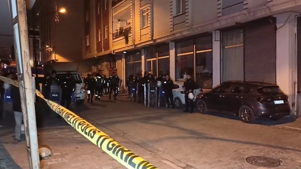 Esenyurt'ta polis ekiplerine silahlı saldırı: 1 polis memuru yaralandı