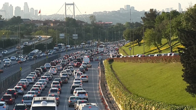 İstanbul'da haftanın ilk iş günü trafik yoğunluğu yüzde 80'e ulaştı