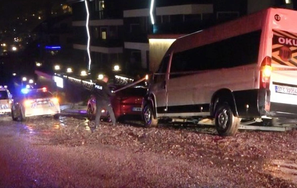 Alanya'da yol çöktü, 3 araç çukurda mahsur kaldı