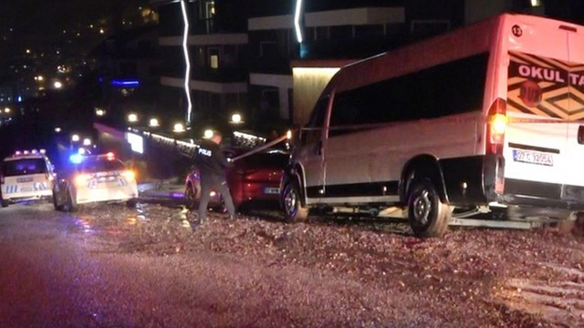 Alanya'da yol çöktü, 3 araç çukurda mahsur kaldı