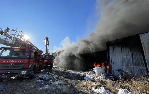 Niğde'de plastik çerçeve fabrikasında yangın çıktı