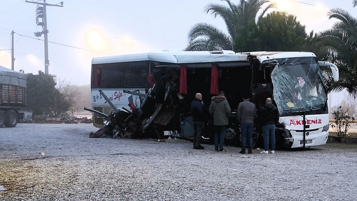 Denizli'de yolcu otobüsü tıra çarptı: 1 ölü, çok sayıda yaralı var