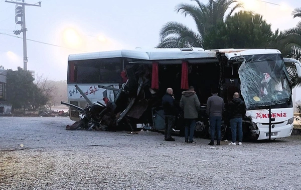 Denizli'de yolcu otobüsü tıra çarptı: 1 ölü, çok sayıda yaralı var