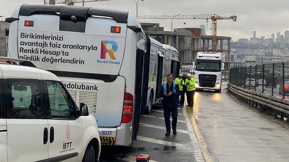 İstanbul'da metrobüs faciası: Yolcu yola savruldu