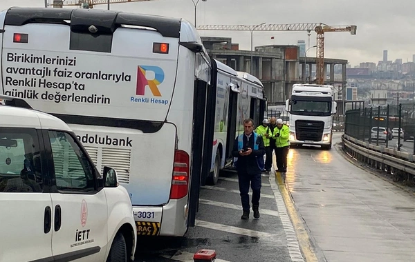 İstanbul'da metrobüs faciası: Yolcu yola savruldu