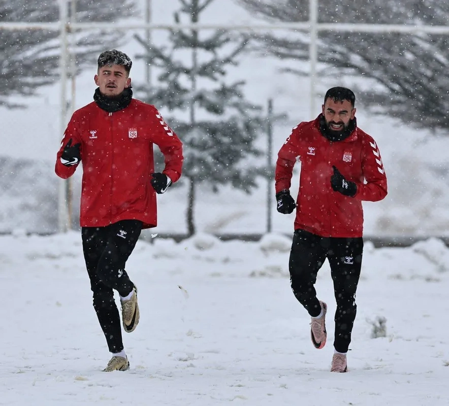 Sivasspor'un Galatasaray maçı hazırlıklarına kar engeli