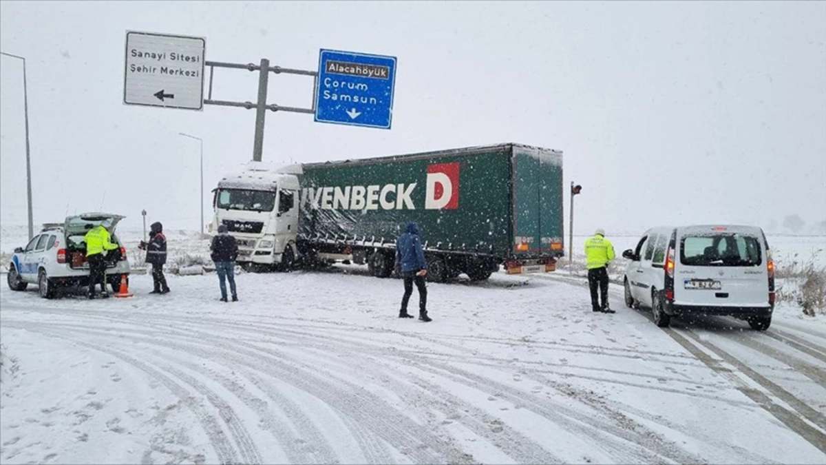 Çorum-Yozgat kara yolu 2 saat ulaşıma kapandı