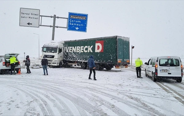 Çorum-Yozgat kara yolu 2 saat ulaşıma kapandı