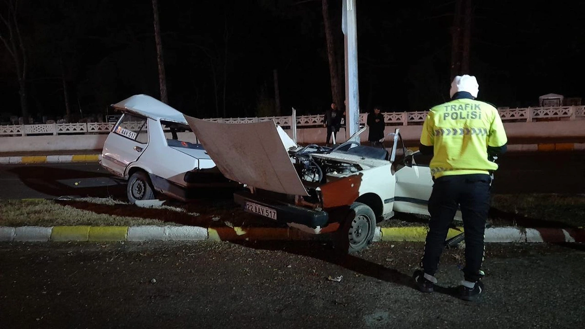 Aydınlatma direğine çarpan otomobil ikiye bölündü: 1 ölü, 1 yaralı