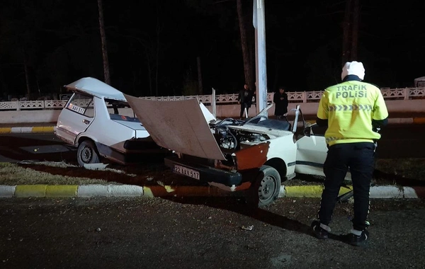 Aydınlatma direğine çarpan otomobil ikiye bölündü: 1 ölü, 1 yaralı