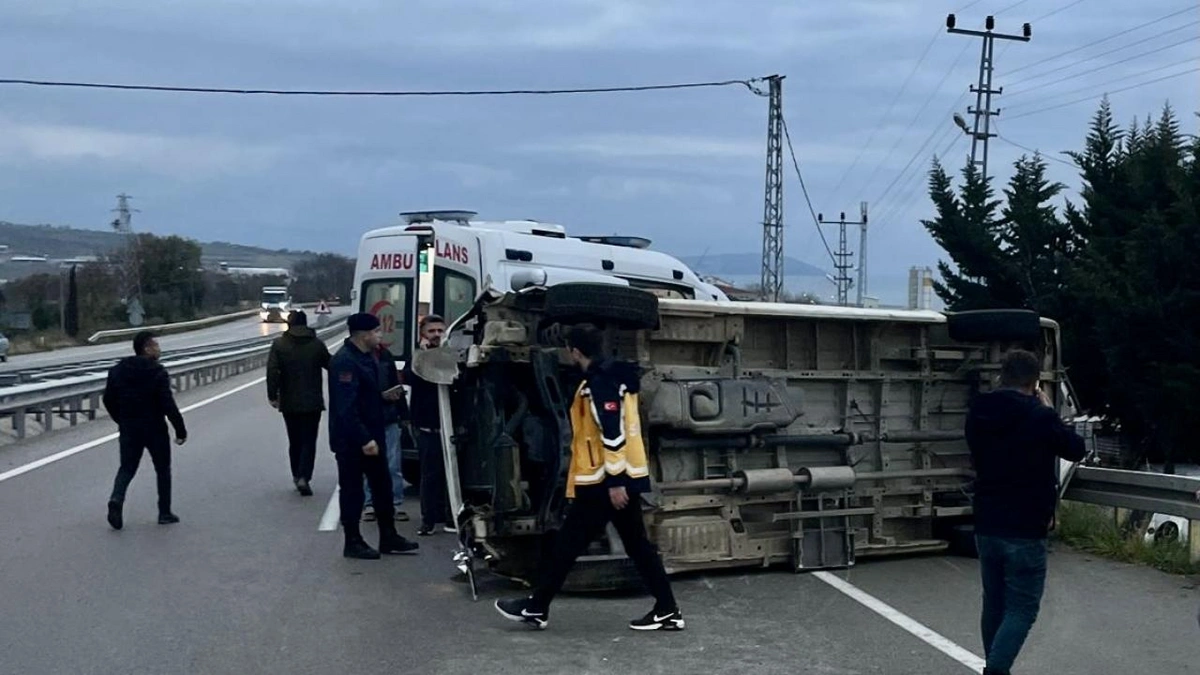 Sinop'ta işçi servisi devrildi: 15 yaralı