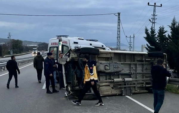 Sinop'ta işçi servisi devrildi: 15 yaralı