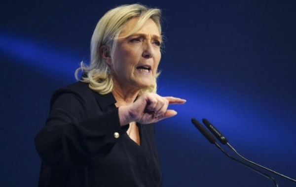 Le Pen Makronu Fransadakı siyasi böhranın əsas baiskarı adlandırıb