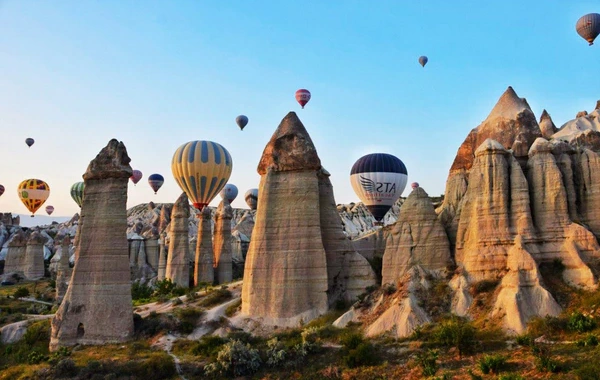 Kapadokya'da peribacası çöktü: O anlar kamerada