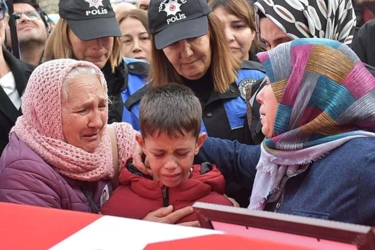 Kahraman Polis Memuru Mehmet Tozun'a veda: Çocuğunun son bakışları yürekleri dağladı