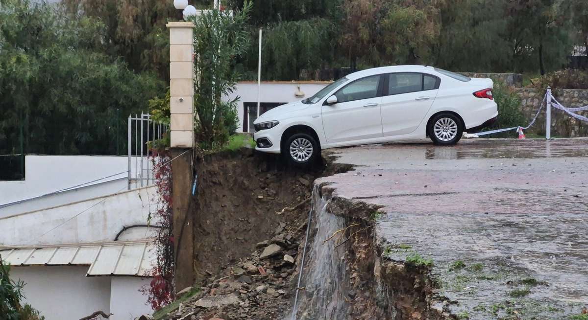 Bodrum'da sağanak: Duvar yıkıldı, otomobil altında kaldı