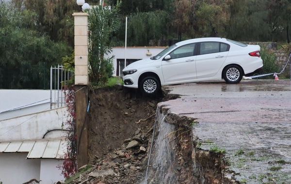 Bodrum'da sağanak: Duvar yıkıldı, otomobil altında kaldı