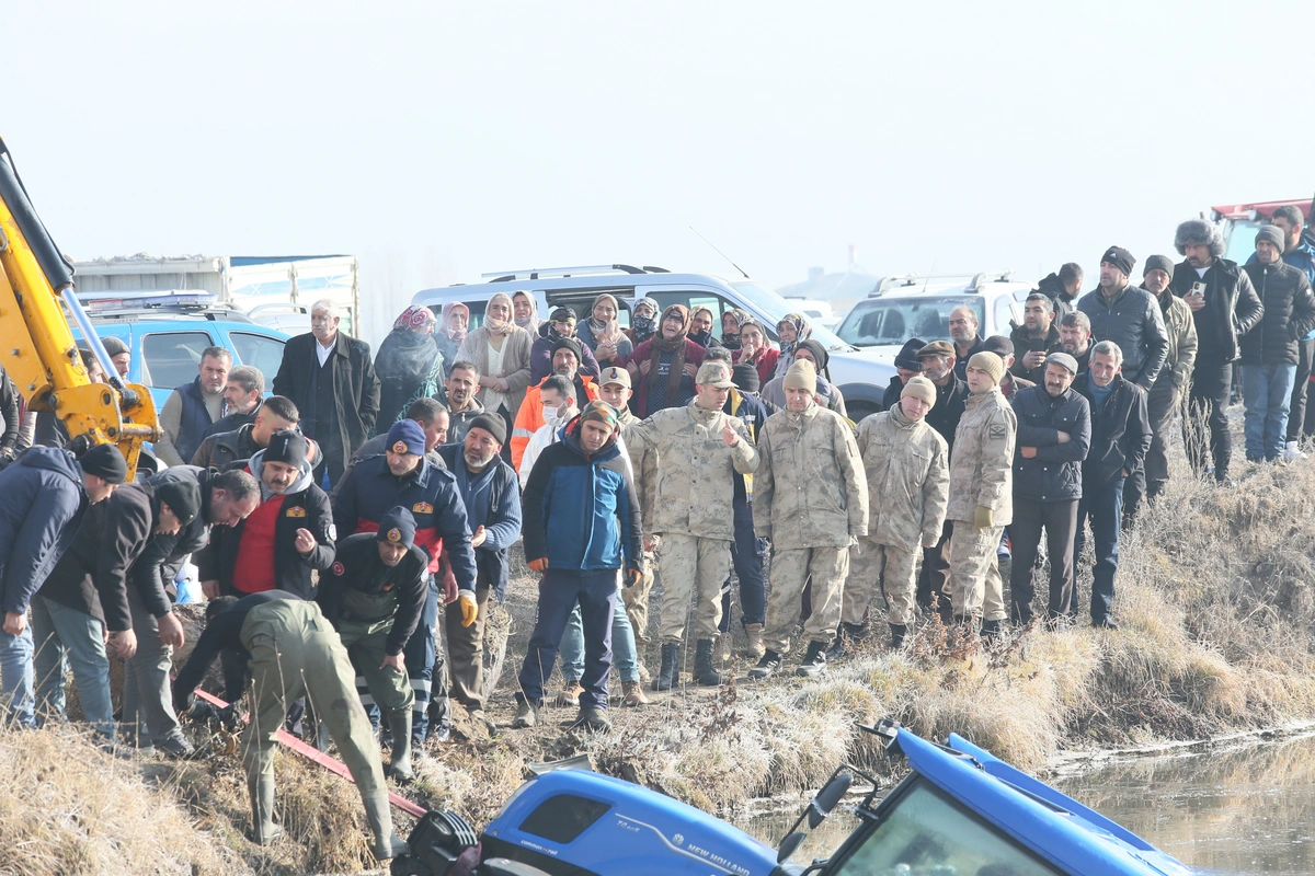 Kars'ta traktör çaya uçtu: Sürücü hayatını kaybetti