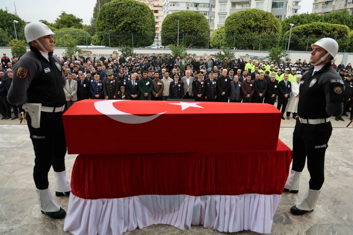 Şehit polis memuru Mustafa Akgül'e gözyaşlarıyla veda