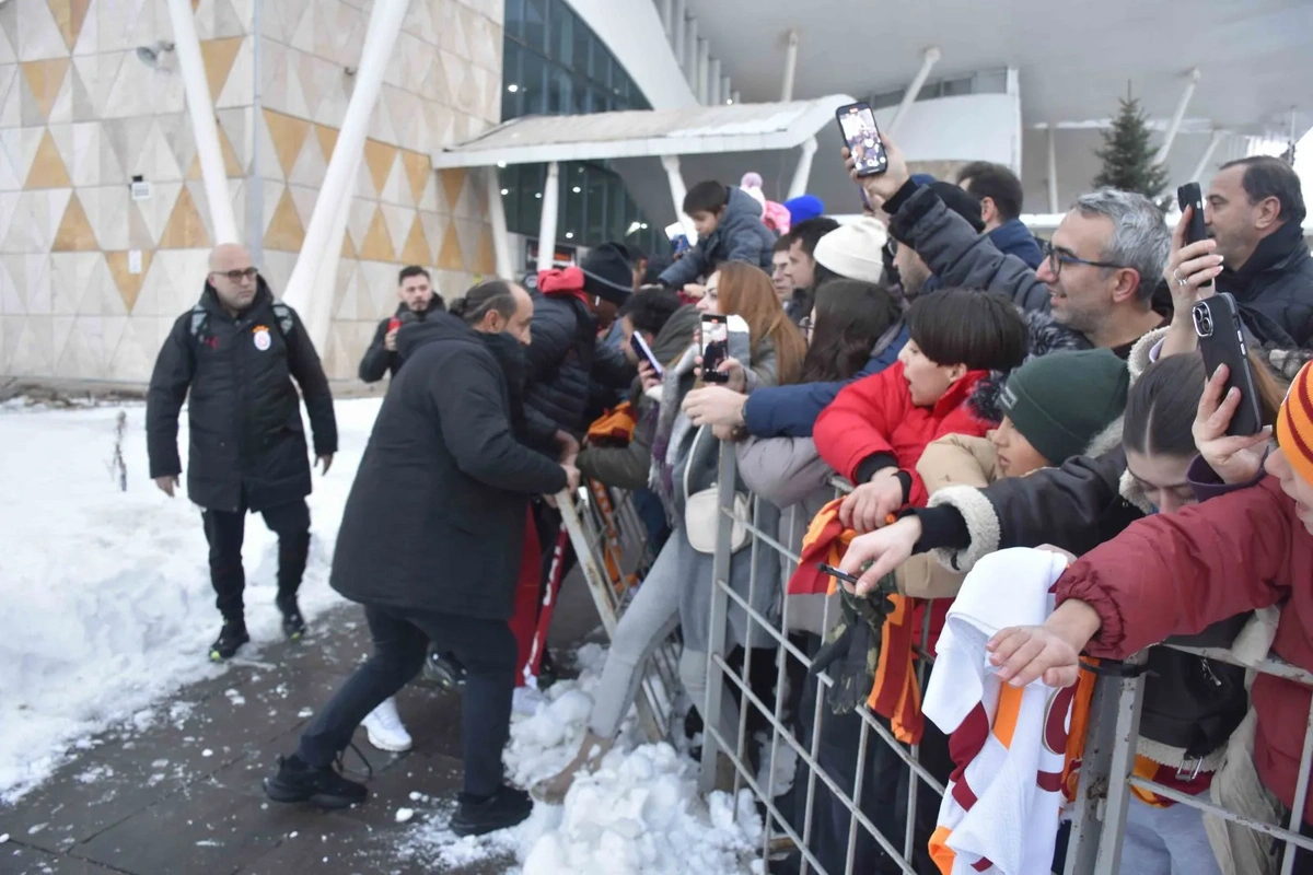 Sivas'ta büyük tehlike:  Galatasaray taraftarları az kalsın Osimhen'i sakatlanıyordu