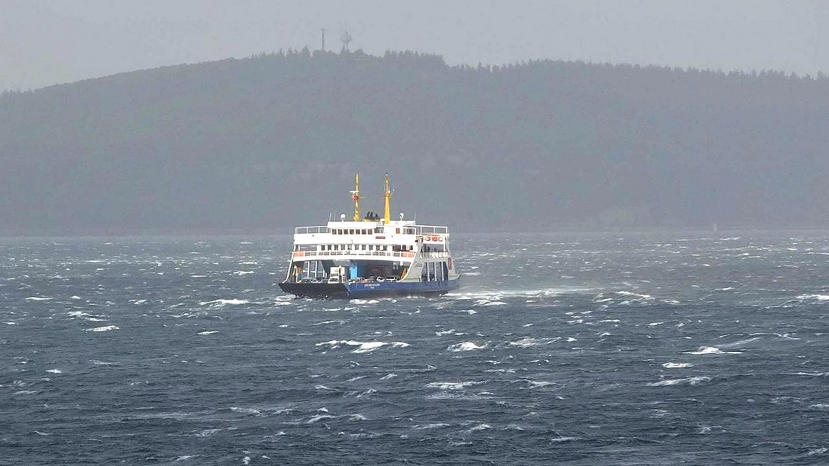 Kuzey Ege'de fırtına nedeniyle deniz ulaşımında aksamalar