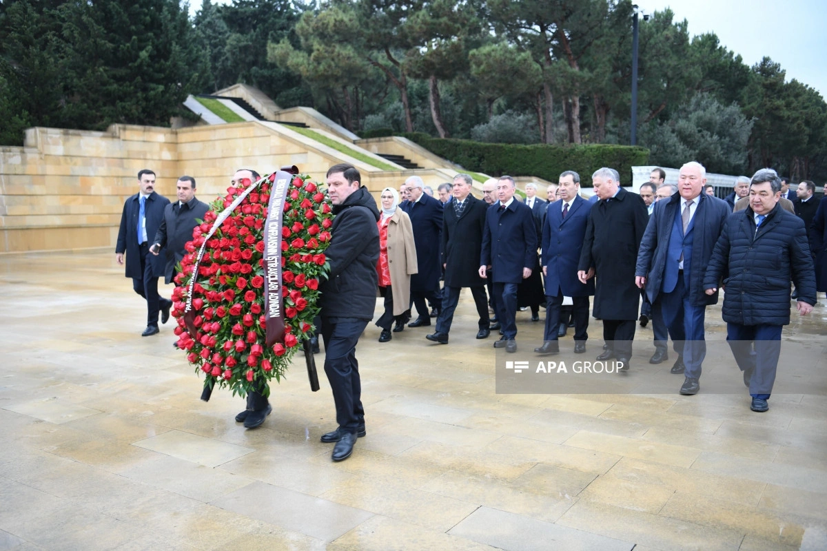 Uluslararası Parlamento Konferansı katılımcıları, Fahri ve Şehitler Hıyabanlarını ziyaret ettiler