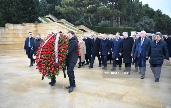 Uluslararası Parlamento Konferansı katılımcıları, Fahri ve Şehitler Hıyabanlarını ziyaret ettiler