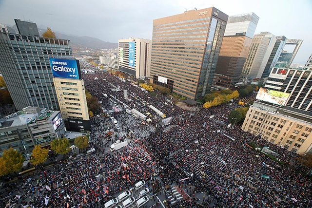 В Сеуле на митинг за отставку президента пришли около 150 000 человек