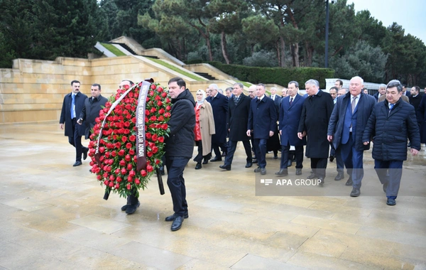 Beynəlxalq Parlament Konfransının iştirakçıları Fəxri və Şəhidlər xiyabanlarını ziyarət ediblər