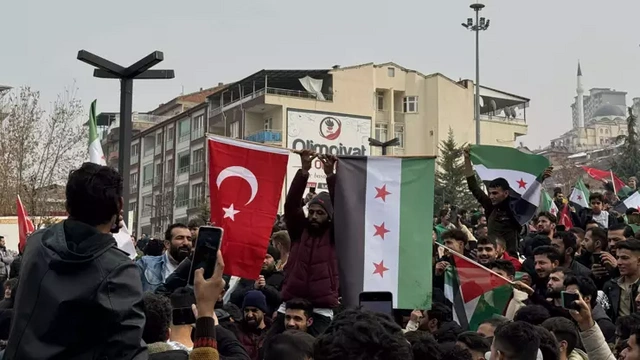 61 yıllık Baas rejiminin devrilmesiyle Suriyeliler bayram havasında