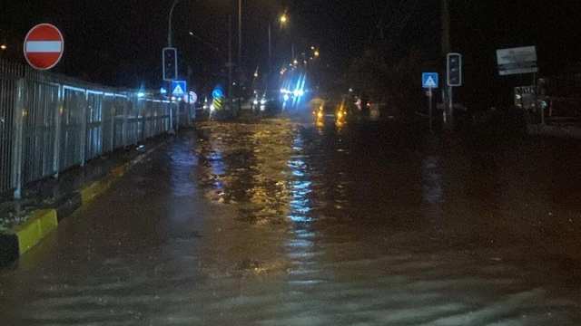 Bodrum sele teslim oldu: Dereler taştı, sokaklar nehre döndü