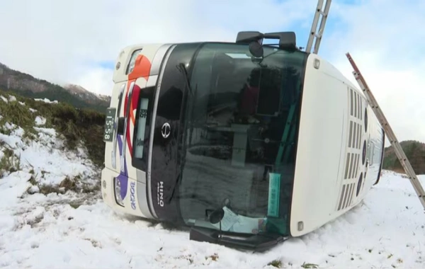 Yaponiyada turist avtobusu aşıb: Onlarla xəsarət alan var